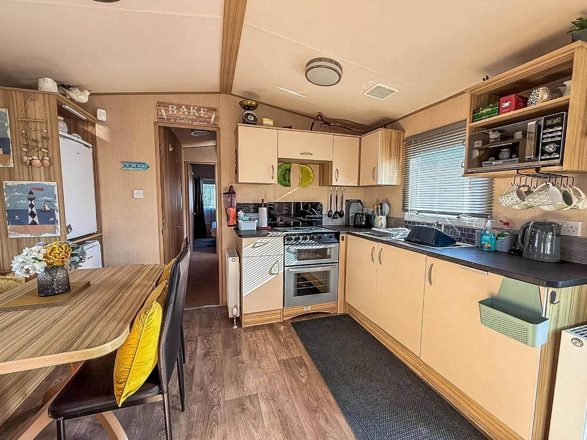 Lovely 6 Berth Caravan With Decking To The Side In Heacham Ref 21040E Exteriör bild