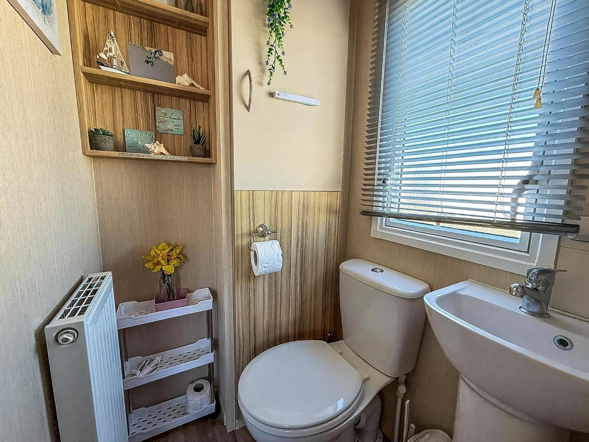 Lovely 6 Berth Caravan With Decking To The Side In Heacham Ref 21040E Exteriör bild