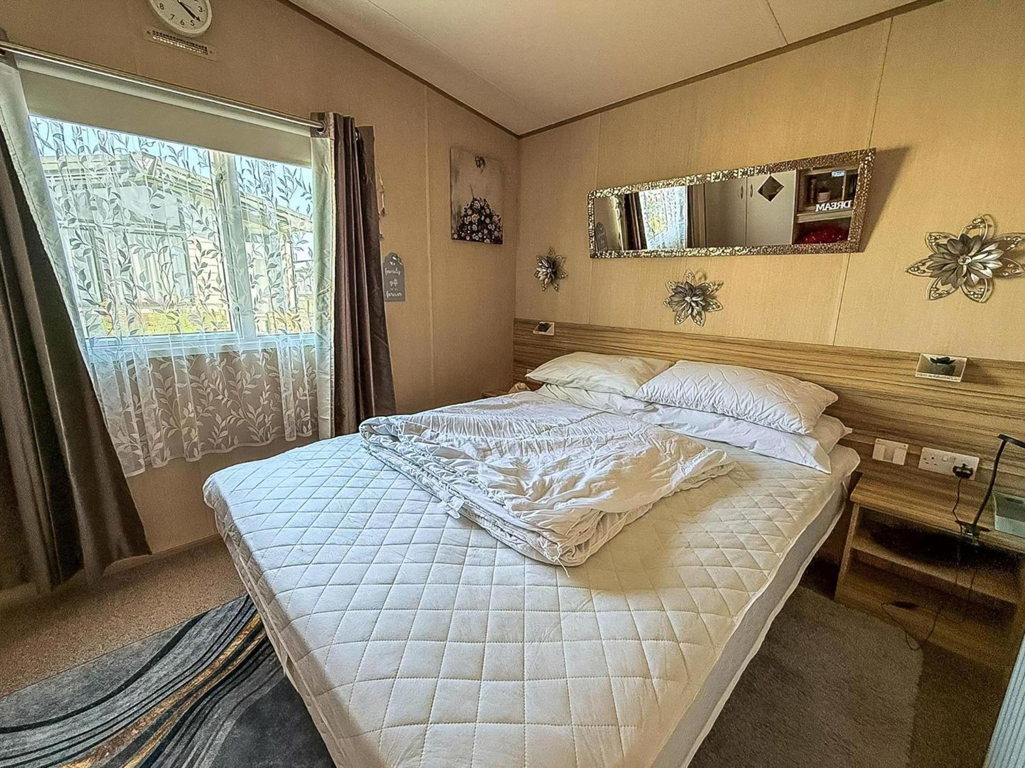 Lovely 6 Berth Caravan With Decking To The Side In Heacham Ref 21040E Exteriör bild