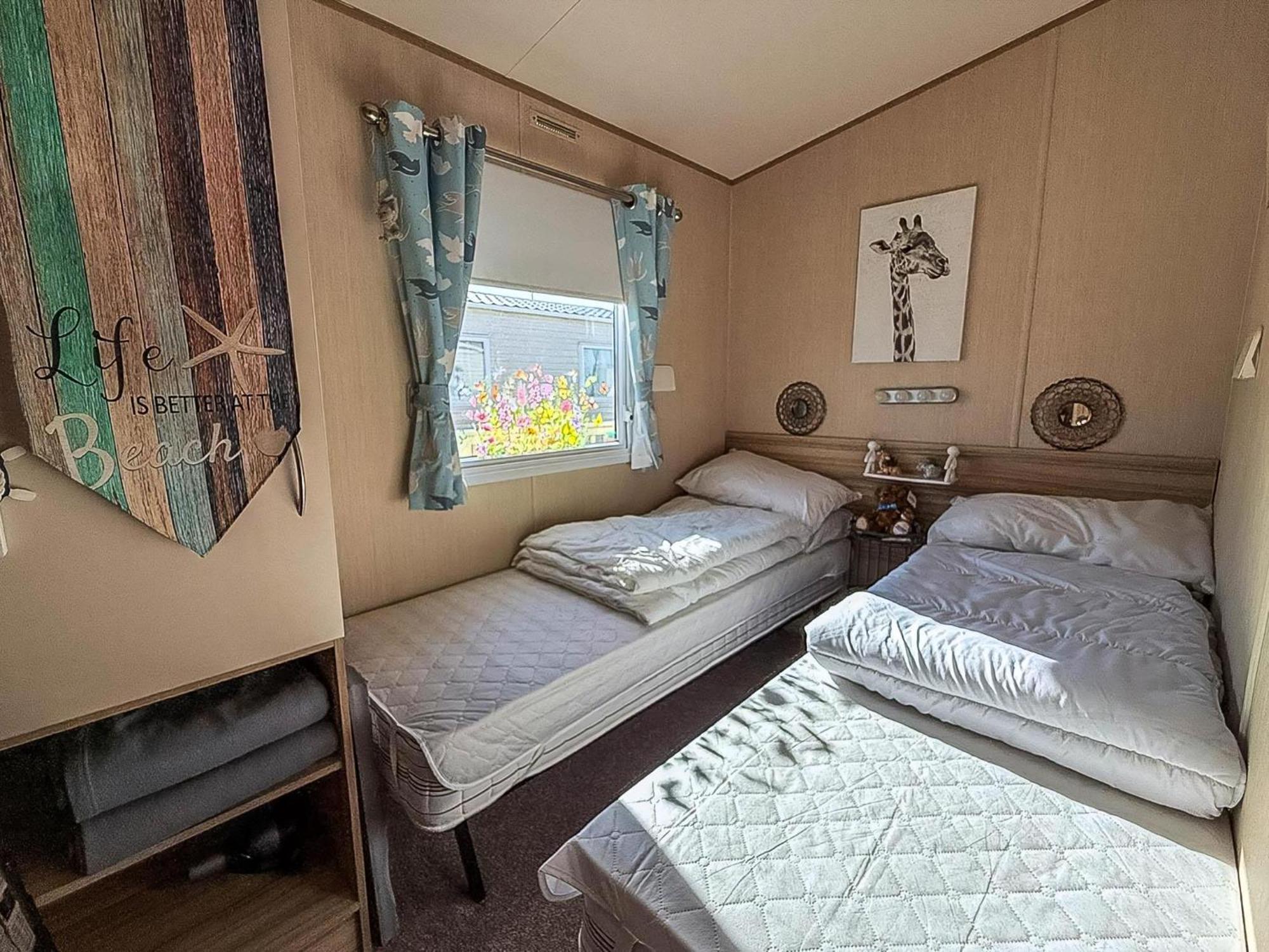 Lovely 6 Berth Caravan With Decking To The Side In Heacham Ref 21040E Exteriör bild