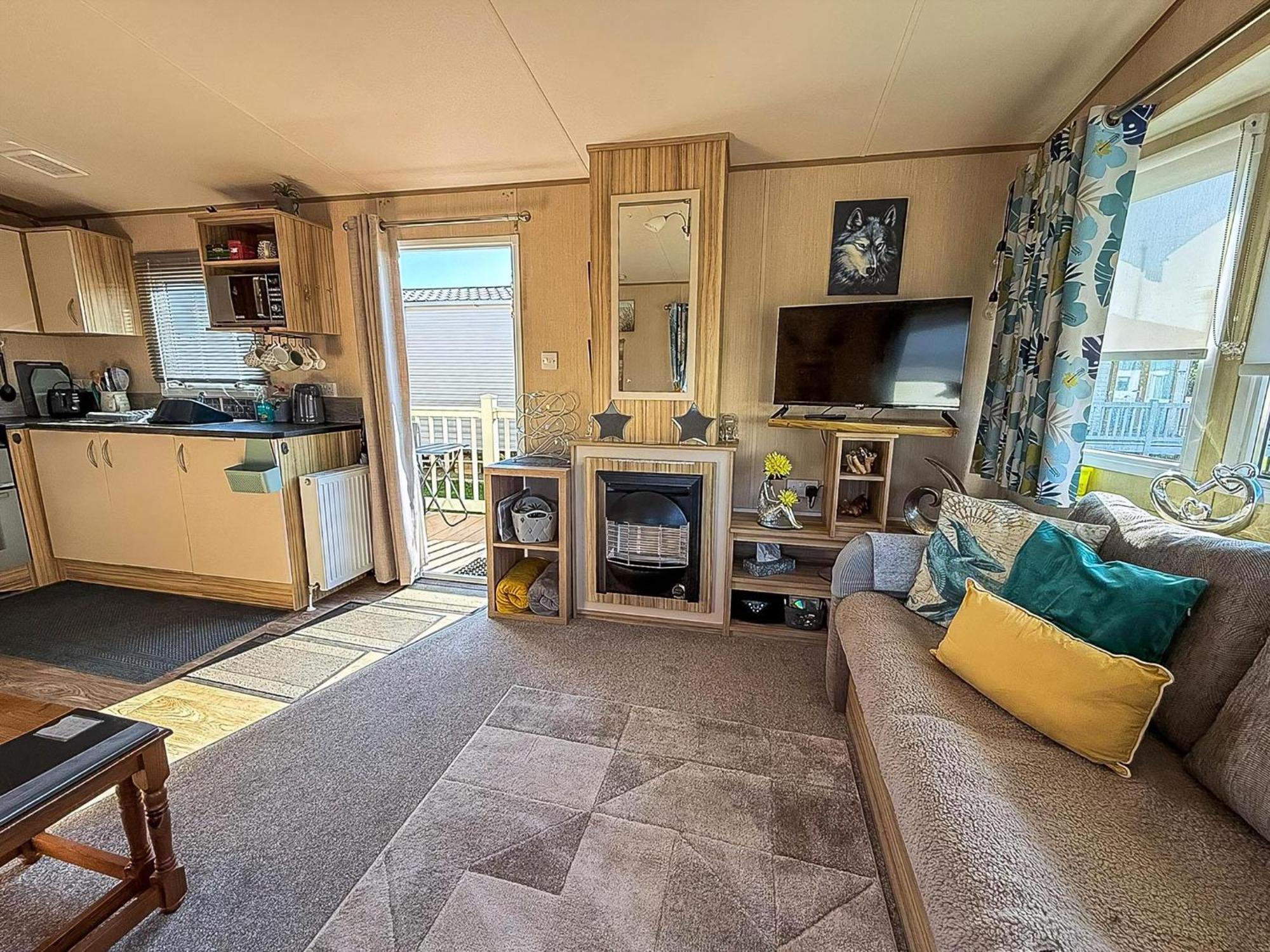 Lovely 6 Berth Caravan With Decking To The Side In Heacham Ref 21040E Exteriör bild