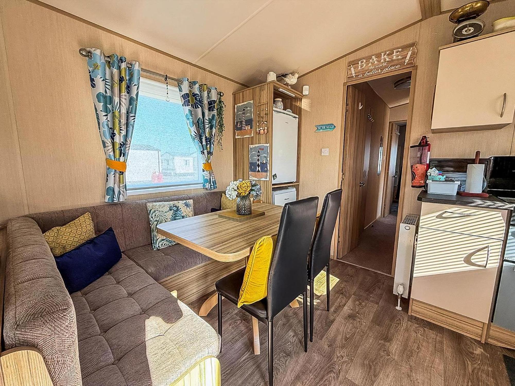 Lovely 6 Berth Caravan With Decking To The Side In Heacham Ref 21040E Exteriör bild